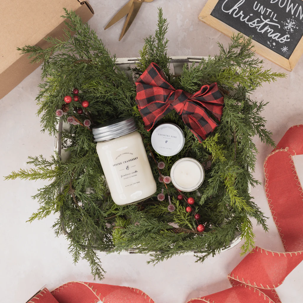 A candle gift set in a Christmas wreath